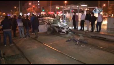Önce bisikletliye sonra tramvay durağına daldı!