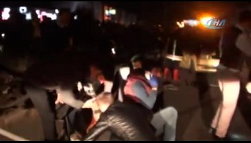 Düğün konvoyunda zincirleme trafik kazası: 22 yaralı