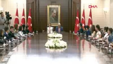 Başbakan Yıldırım koltuğunu Esma'ya bıraktı