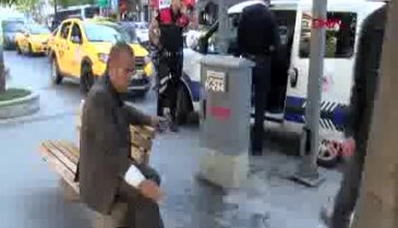 Yol vermeyen yayaya taksici saldırdı!
