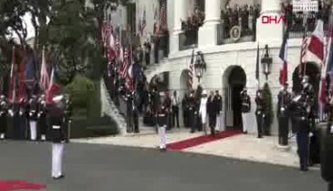 Trump yine yapacağını yaptı! Macron'a "kepek" temizliği
