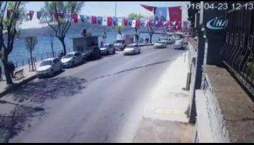 Halk otobüsü park halindeki araçları biçti