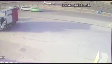 Makas atarken öndeki araca çarptı