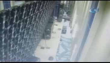 Toplantı salonuna kurulan dev LED ekranlar devrildi