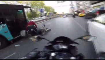 Motosikletli ölümden böyle kurtuldu