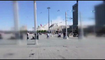 AKM'nin ön cephesi büyük bir gürültüyle yıkıldı