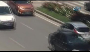 Ters yönde giden otomobil trafiği tehlikeye düşürdü