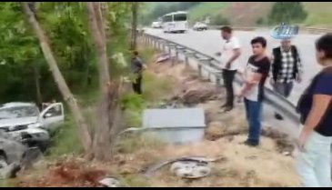 Bursa'da çarpışan iki otomobil refüje düştü: 2 yaralı