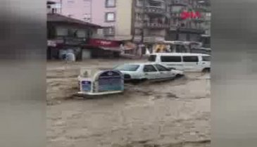 Başkent öğle saatlerinde felaketi yaşadı! Sel vurdu...