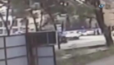Sıkıştırılan otomobil bariyerlere girdi
