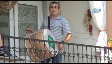 Bursa'da Ramazan davullarını balkonda yapıyor