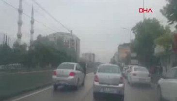 Bursa'da ana yolda koşturan 2 at, trafiği birbirine kattı