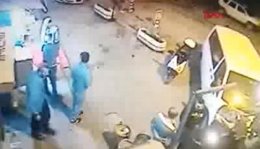 Silahla vurdu, araya girenlere tokat attı