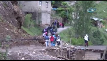 Dereye düşen çocuğu köylüler kurtardı