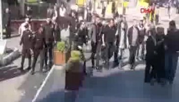 Bursa'da tutuklu kardeşinin aleyhine ifade veren tanığa sopayla saldırdı