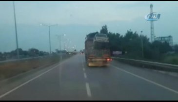 Bursa'da araç yüklü TIR trafikte tehlike saçtı