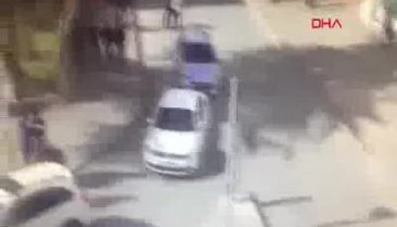 Engelliyi kucağında yolun karşısına taşıdı