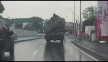 Kamyonet kasasında tehlikeli yolculuk