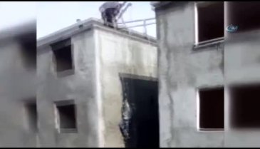 İskele yere düştü, işçi havada kaldı