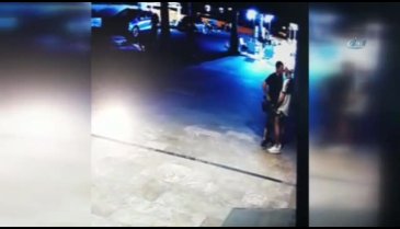 İngiliz genç arkadaşını tek yumrukta yere serdi