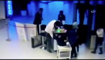 X-Ray cihazında unutulan cep telefonunu böyle çaldı