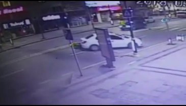 Motosiklet sürücüsü metrelerce uçtu