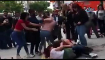 Cadde ortasında genç kızlar birbirine girdi