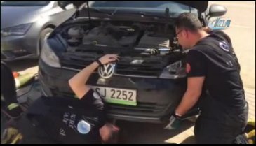 Bursa'da otomobilin motoruna sıkışan kedi itfaiye ekipleri tarafından kurtarıldı
