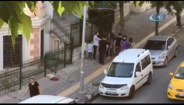 Genç kızlar sokak ortasında birbirine girdi!