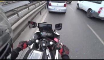 Yol ortasında cop ve beyzbol sopalı kavga!