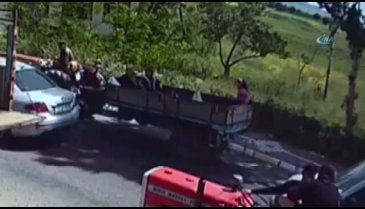 Küçük kız traktörün kasasından böyle düştü