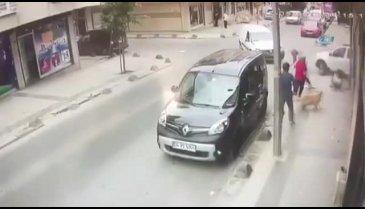 Kontrolden çıkan otomobil kadınların üzerine böyle savruldu