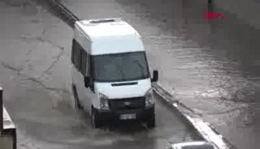 Karayolundaki göçük pikabı yuttu!