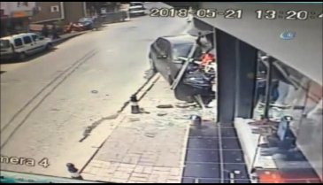 Kontrolden çıkan otomobil iş yerine daldı!