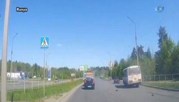 Önce otomobil çarptı, sonra minibüsün altında kaldı!