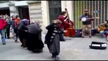 Mendilci teyzeler sosyal medyayı salladı