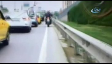 Yolcu taksinin kapısını açtı, motosikletli ölümden döndü