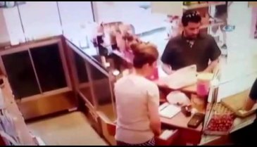 Cep telefonunu yüzüne gülerek böyle çaldı