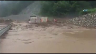 Bursa'da 5 bölgede heyelan! Sel suları kamyonu devirdi
