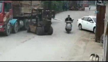 Forklift aniden dönünce neye uğradığını şaşırdı!