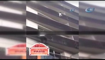 Balkondan sarkan çocuğu böyle kurtardı
