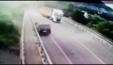 Bariyerlere çarpan sürücü kendisini köprüden attı