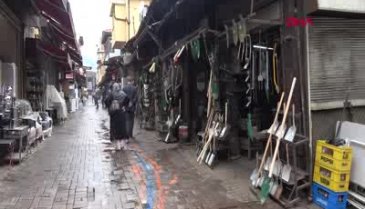 Bursa'da yarım asırdır dövdüğü demirlere şekil veriyor