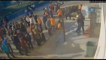 Okulda skandal görüntü! Erkek öğrenciye toka takıp...