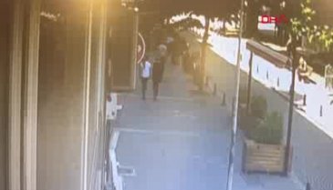 Eşine sokak ortasında vuran kişiye feci dayak!