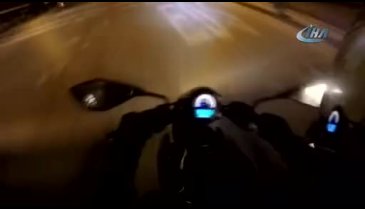 Motosiklet sürücüsüne bıçaklı saldırı kamerada