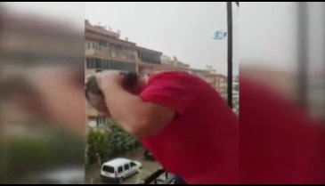 Yağmur suyuyla kafasını yıkadı