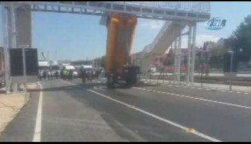 Kamyon kasası üst geçide çarptı: 6 yaralı