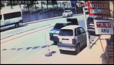 Aracını tamir ederken otomobil çarptı