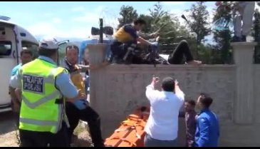 Bursa'da motosiklet kazasında genç istinat duvarına uçtu!